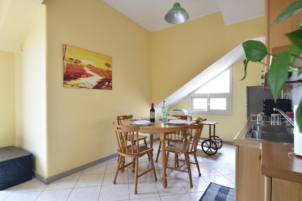 cocina con mesa y sillas en una habitación en Corbezzolo en Bari Sardo