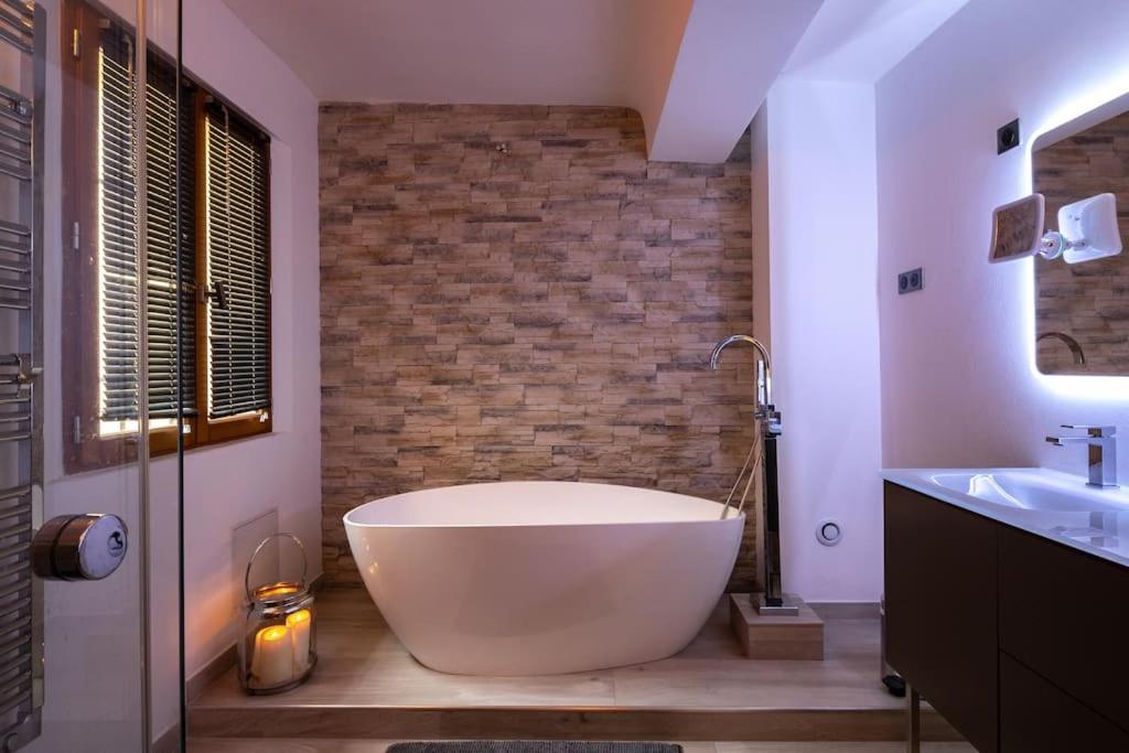 Galeriebild der Unterkunft Maison provençale style archi 100 M² clim parking in Éguilles