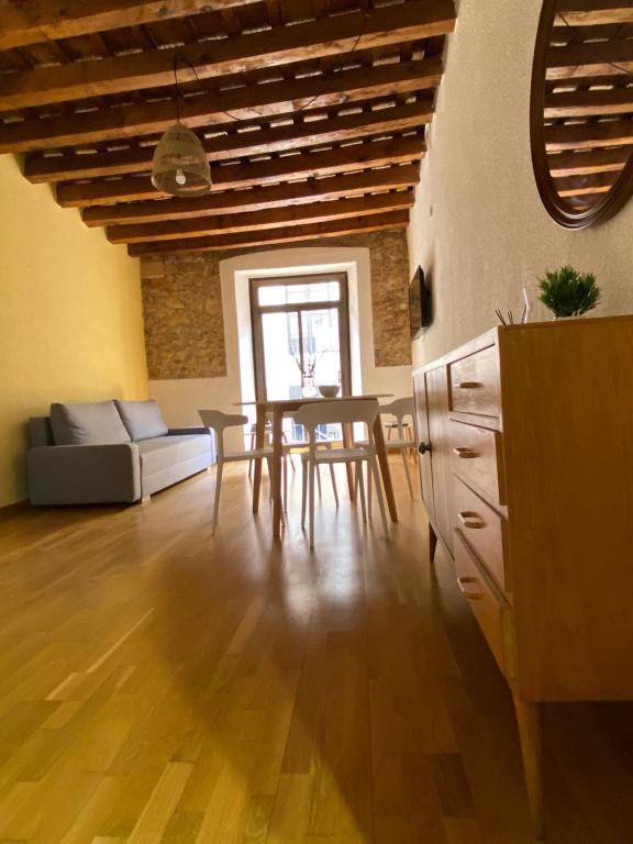 een woonkamer met een bank en een tafel bij Apartamento casco antiguo tarragona in Tarragona