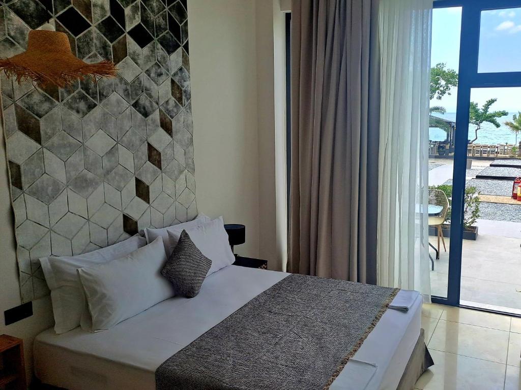 Postel nebo postele na pokoji v ubytování Beach Hotel Kapahi