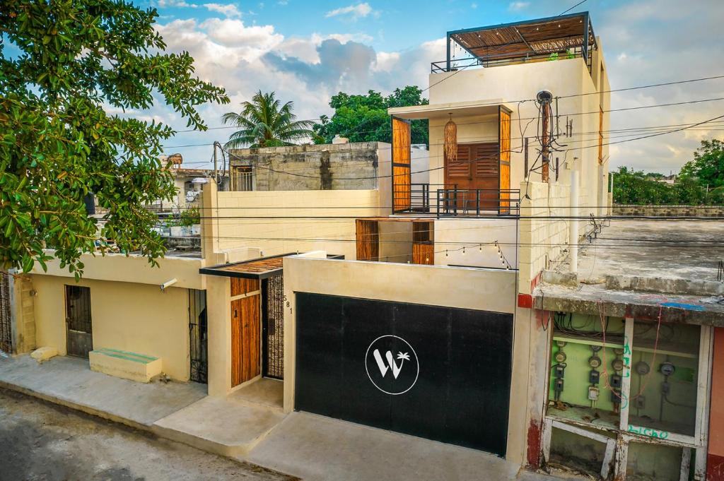 un bâtiment avec un panneau sur son côté dans l'établissement Wayuum Suites Cozumel Oasis in Paradise, à Cozumel