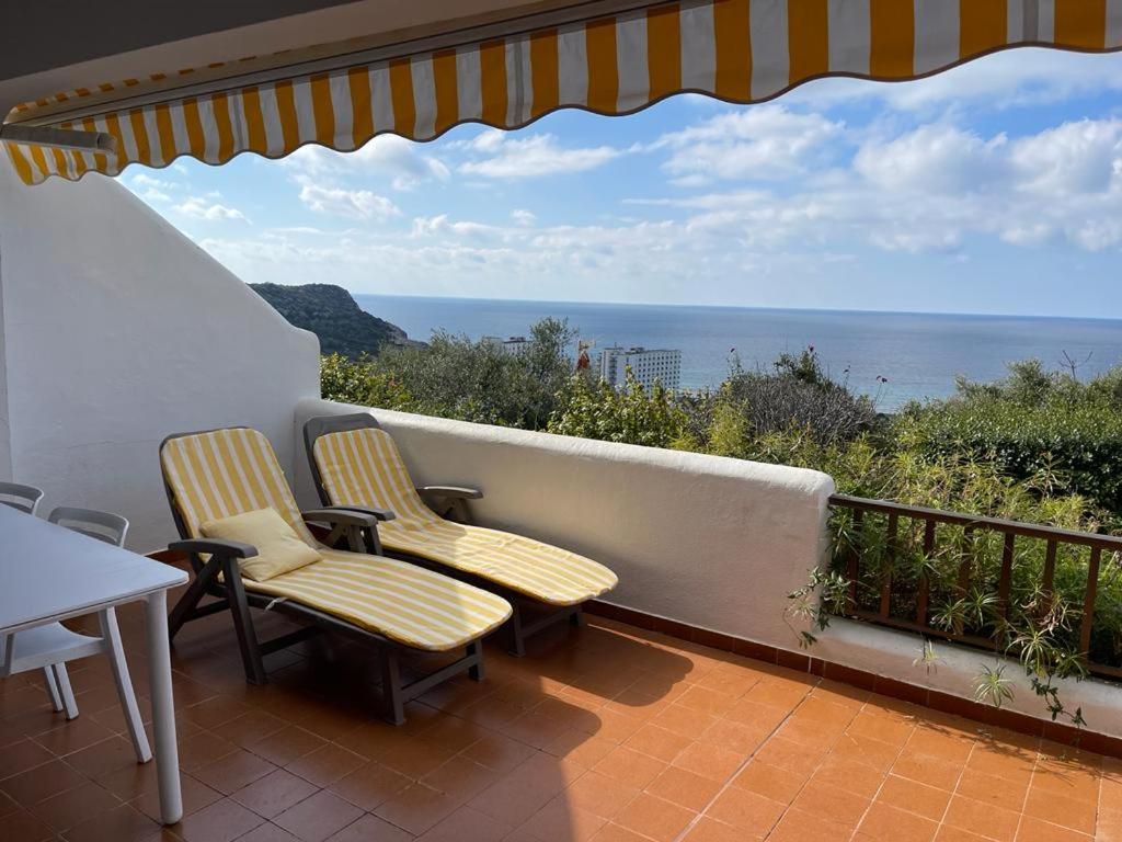 balcón con 2 sillas y vistas al océano en Inga´s Apartment, en Alaior