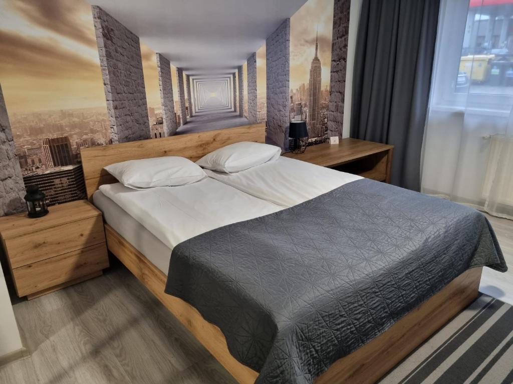 ein Schlafzimmer mit einem großen Bett und einem großen Fenster in der Unterkunft Willa "Aparthause" E-Apartamenty in Mielec