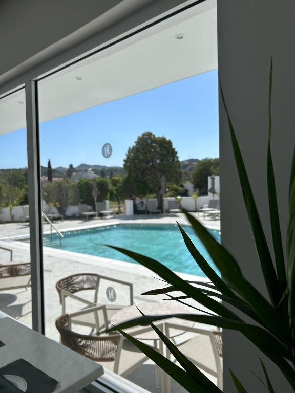 Bazén v ubytovaní FRESH HOTEL FALIRAKI alebo v jeho blízkosti