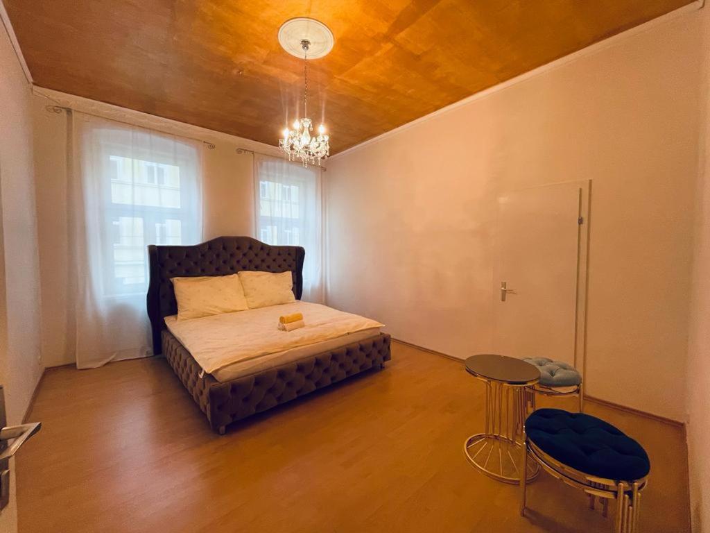 維也納的住宿－Venus Apartment，一间卧室配有一张床、一张桌子和一个窗户。