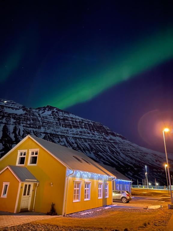 apartamentowiec z aurorą na niebie w obiekcie Lónsleira Apartments w mieście Seyðisfjörður