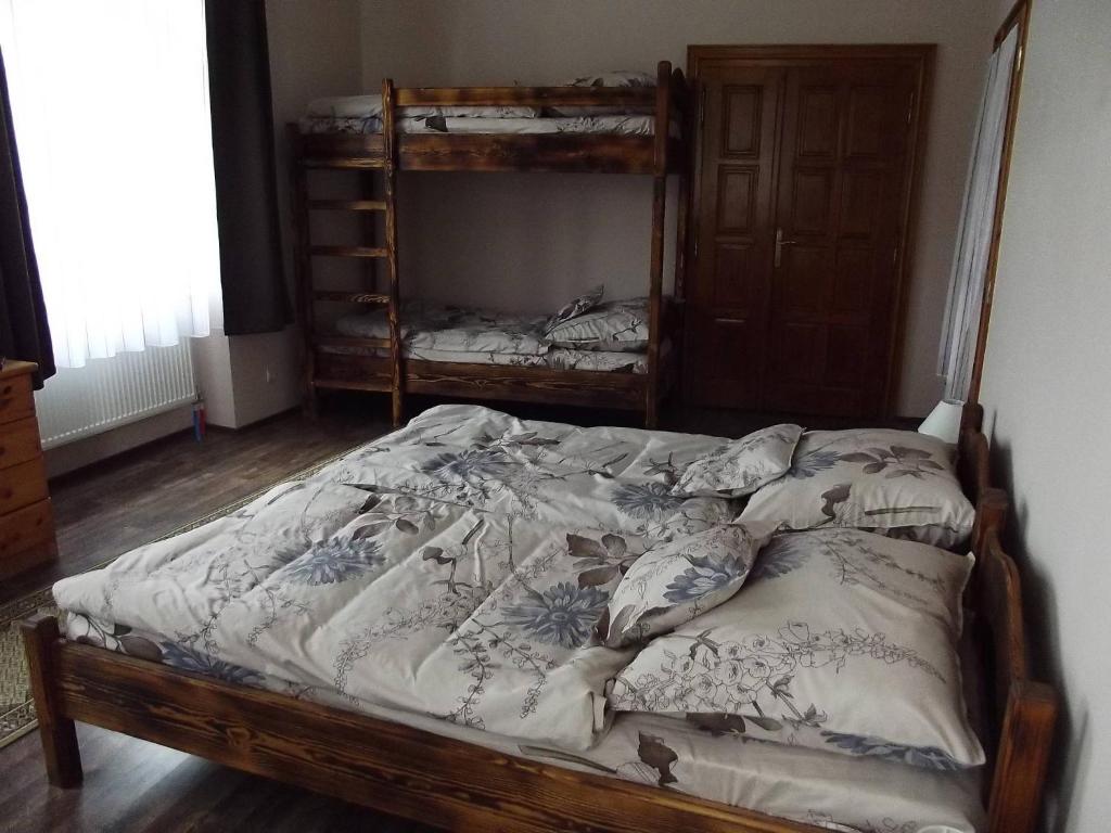 uma cama não feita num quarto com 2 beliches em Öreg Diófa Vendégház em Abaújszántó