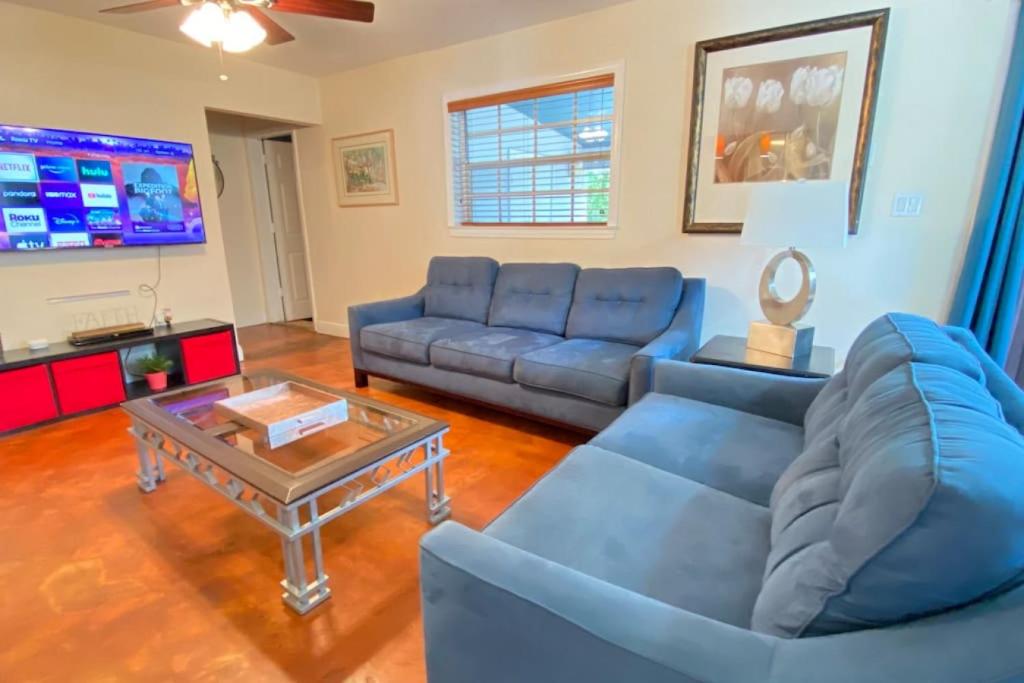 Χώρος καθιστικού στο HOME AWAY FROM HOME Near Airport and Malls and Highways