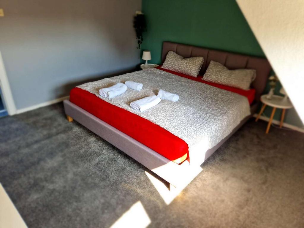 เตียงในห้องที่ Haus in Meinefeld