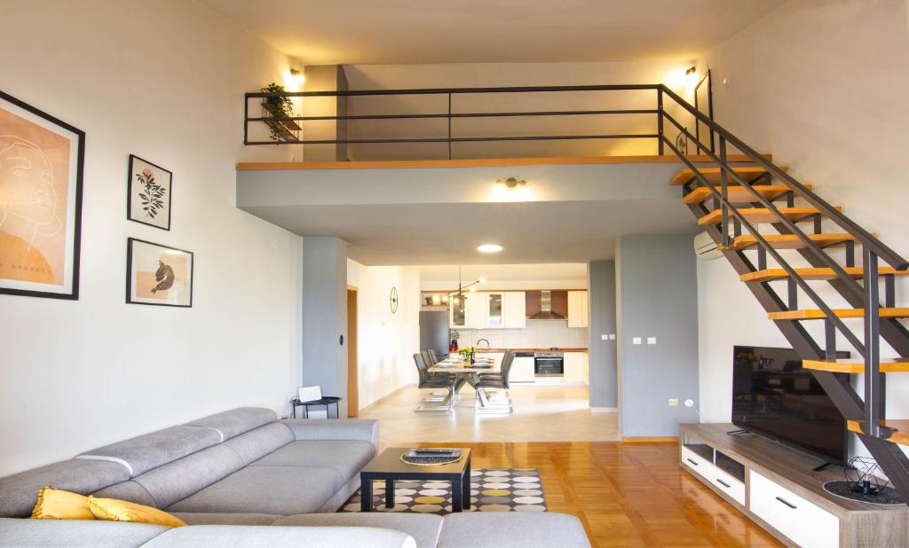 salon z kanapą i schodami w obiekcie Apartman Marta Zadar w mieście Zadar