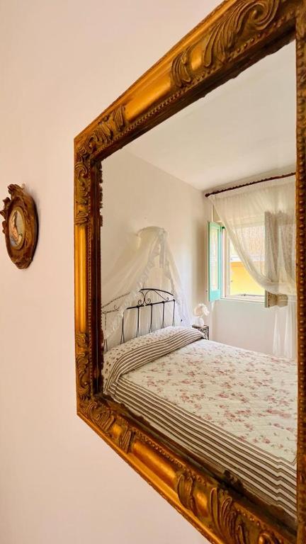 a mirror reflecting a bed in a room at CASA VACANZE DON VARTULIDDU in Scicli