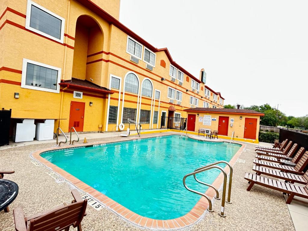 a large swimming pool in front of a building at Quality Suites San Antonio Brooks City Base in San Antonio