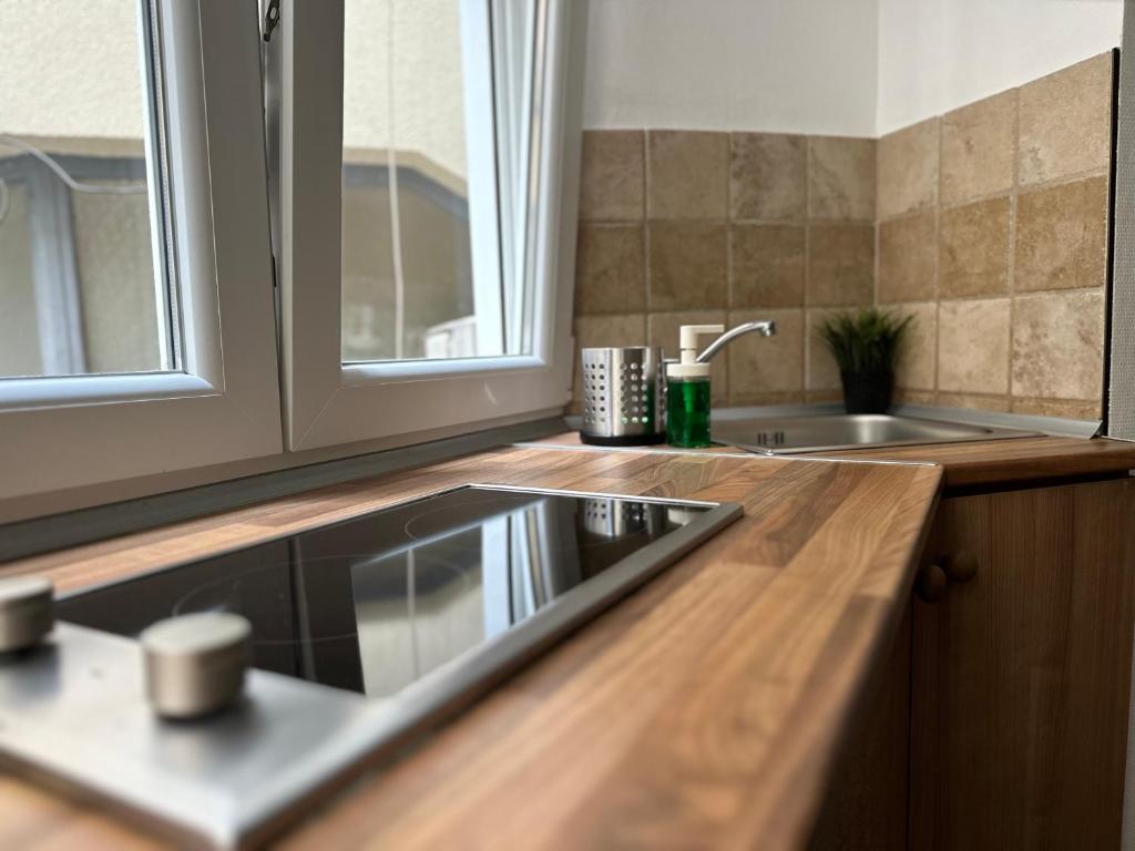 Kuchyňa alebo kuchynka v ubytovaní Standard Apartment by Hi5 - Petőfi 12