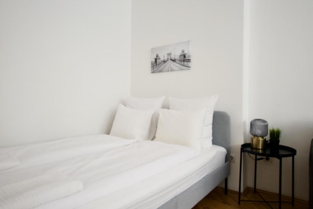 Posteľ alebo postele v izbe v ubytovaní Standard Apartment by Hi5 - Petőfi 12