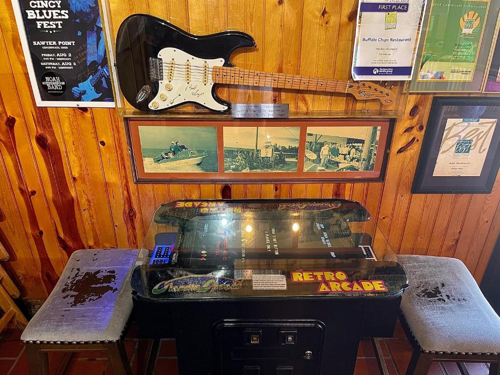 a guitar and a table with a machine and a guitar at Buffalo Chip's Ranch House Motel in Bonita Springs
