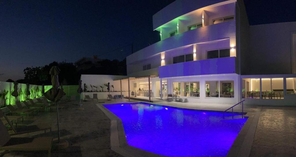 Bazén v ubytovaní FRESH HOTEL FALIRAKI alebo v jeho blízkosti