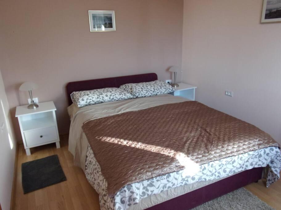 una camera da letto con un letto e un tavolo con un comodino di Apartman Anna Kuhar a Umag (Umago)