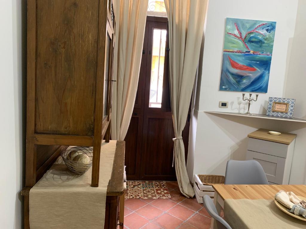 シラクーサにあるCasetta Lele Locazione breveのベッド1台と木製のドアが備わる客室です。