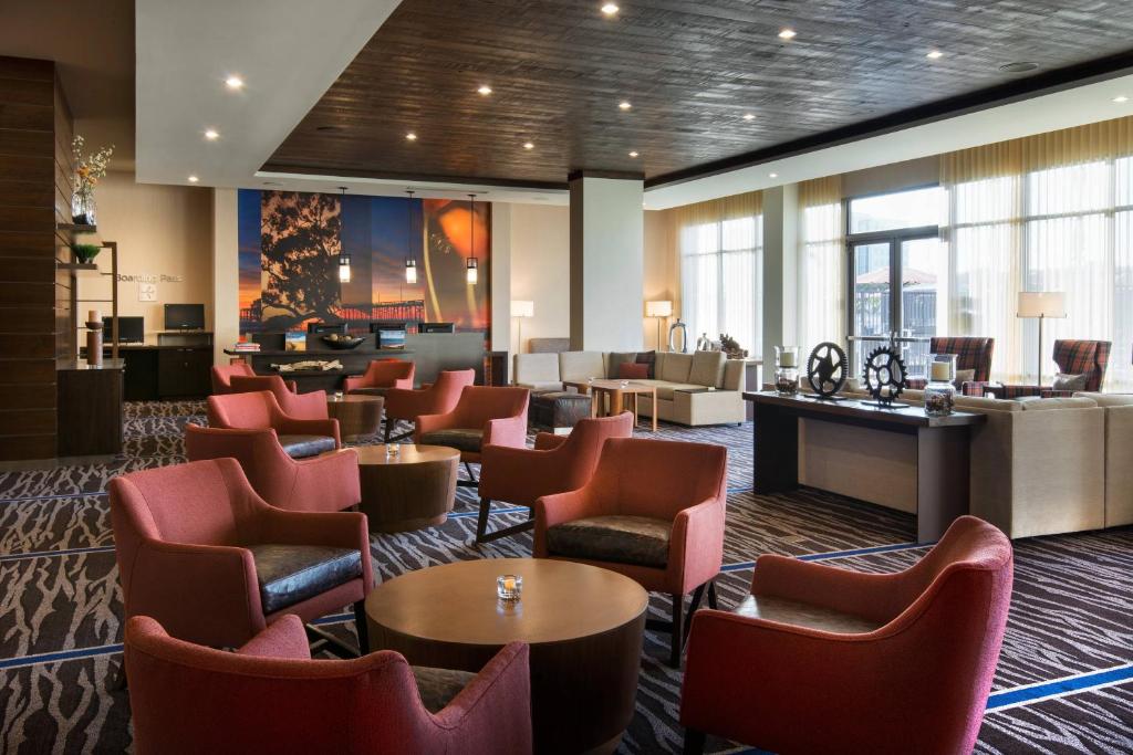 vestíbulo del hotel con sillas y sala de espera en Courtyard by Marriott Irvine Spectrum, en Irvine