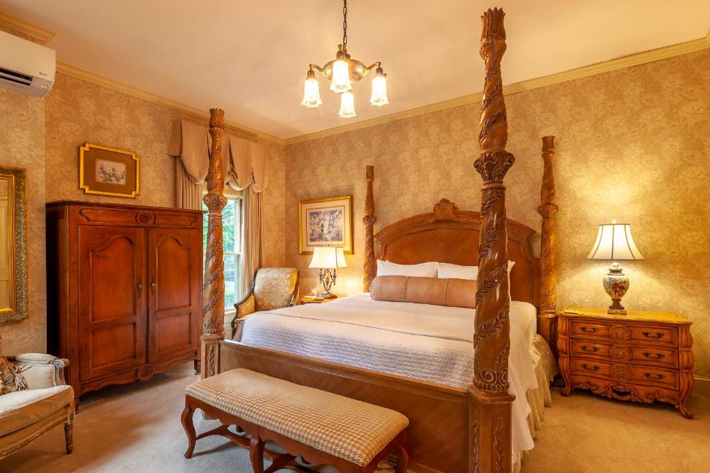 Postel nebo postele na pokoji v ubytování Ivy Lodge