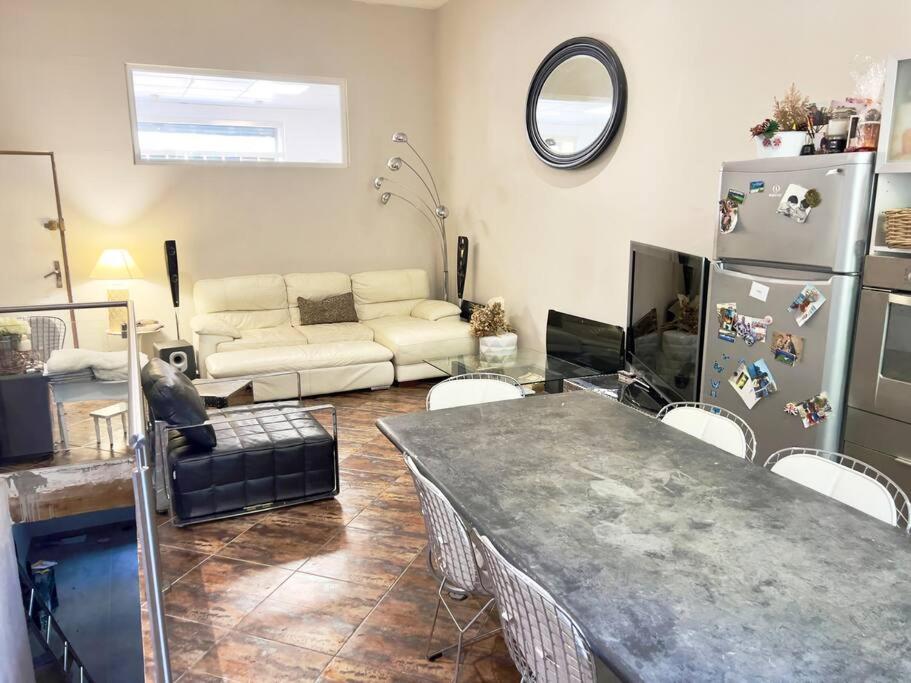 un salon avec une table et un canapé dans l'établissement CANNES t4 bourgeois 790M de la plage, Palais et Croisette, à Cannes