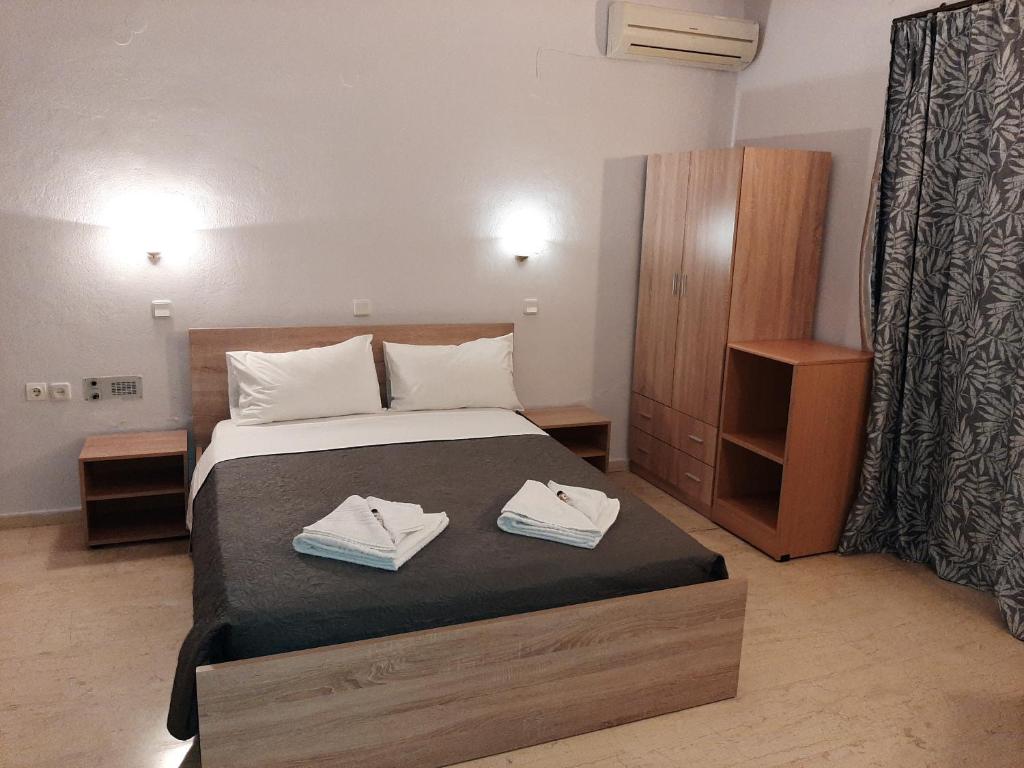 ゲオルギオポリスにあるArmonia GeoStudiosのベッドとタオル2枚のある寝室