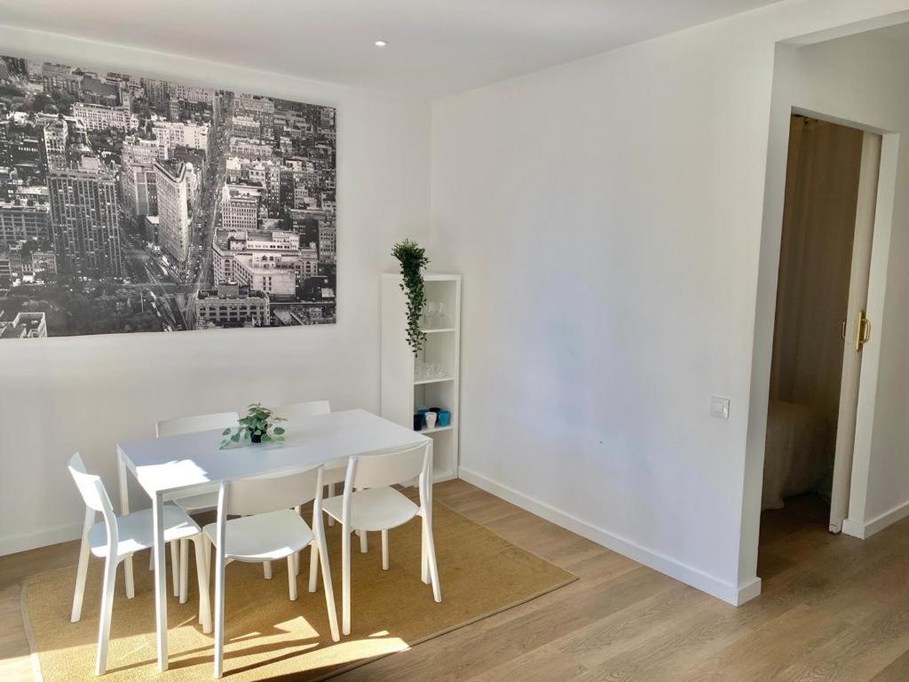 2 BDR EIXAMPLE APARTMENTにあるシーティングエリア