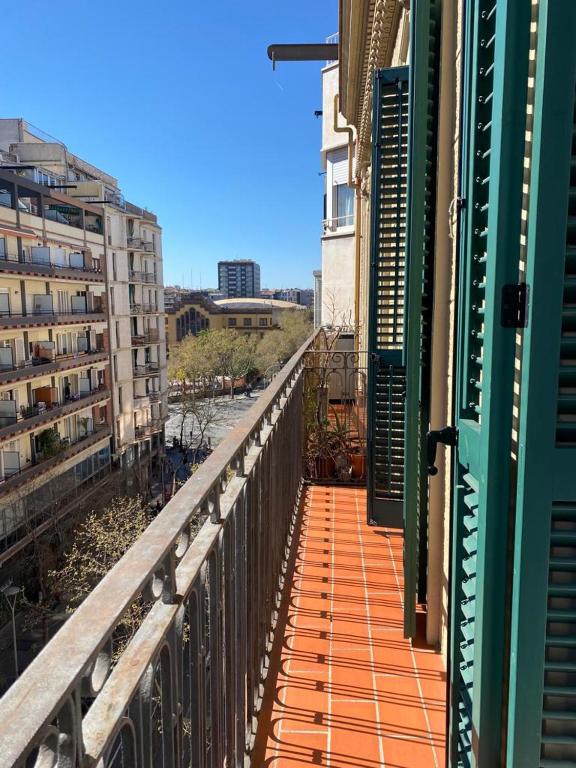 バルセロナにある2 BDR EIXAMPLE APARTMENTの開口ドア付きの建物のバルコニー
