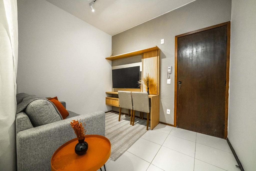 una pequeña sala de estar con sofá y mesa. en Tabas - Edifício Studio In - Brasília, en Brasilia