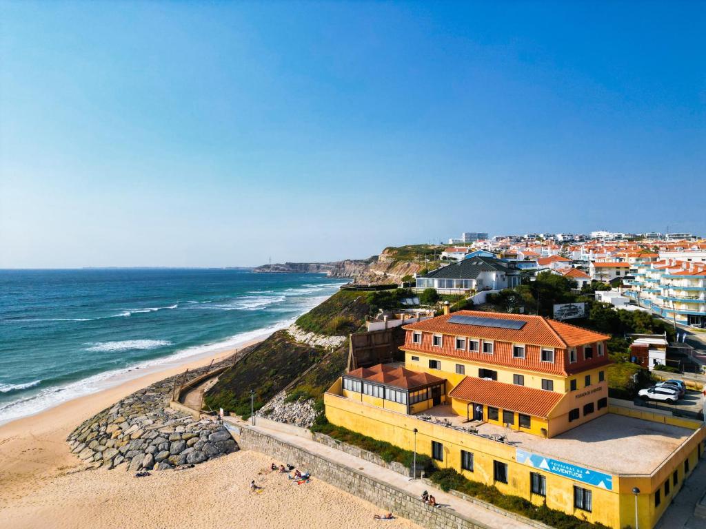 widok na plażę z budynkami i ocean w obiekcie HI Areia Branca - Pousada de Juventude w mieście Areia Branca