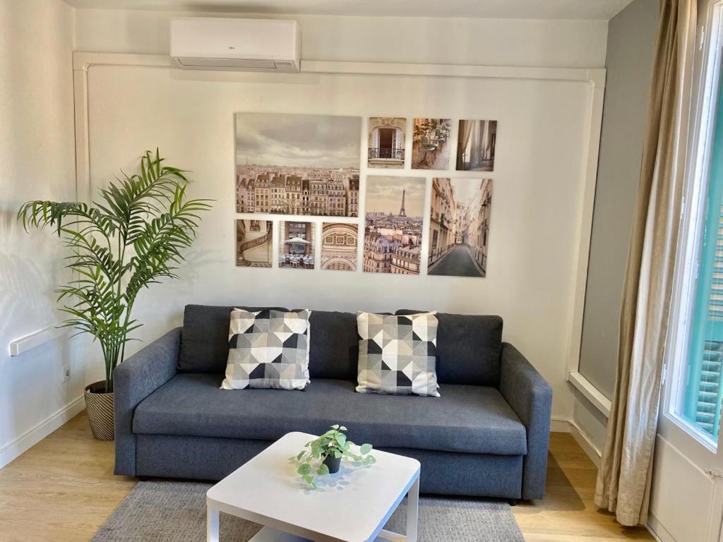 2 BDR EIXAMPLE APARTMENTにあるシーティングエリア