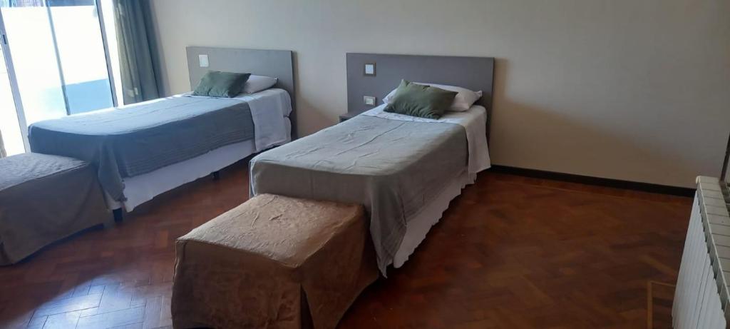 Habitación con 2 camas y un banco. en Dpto de categoría en Salta