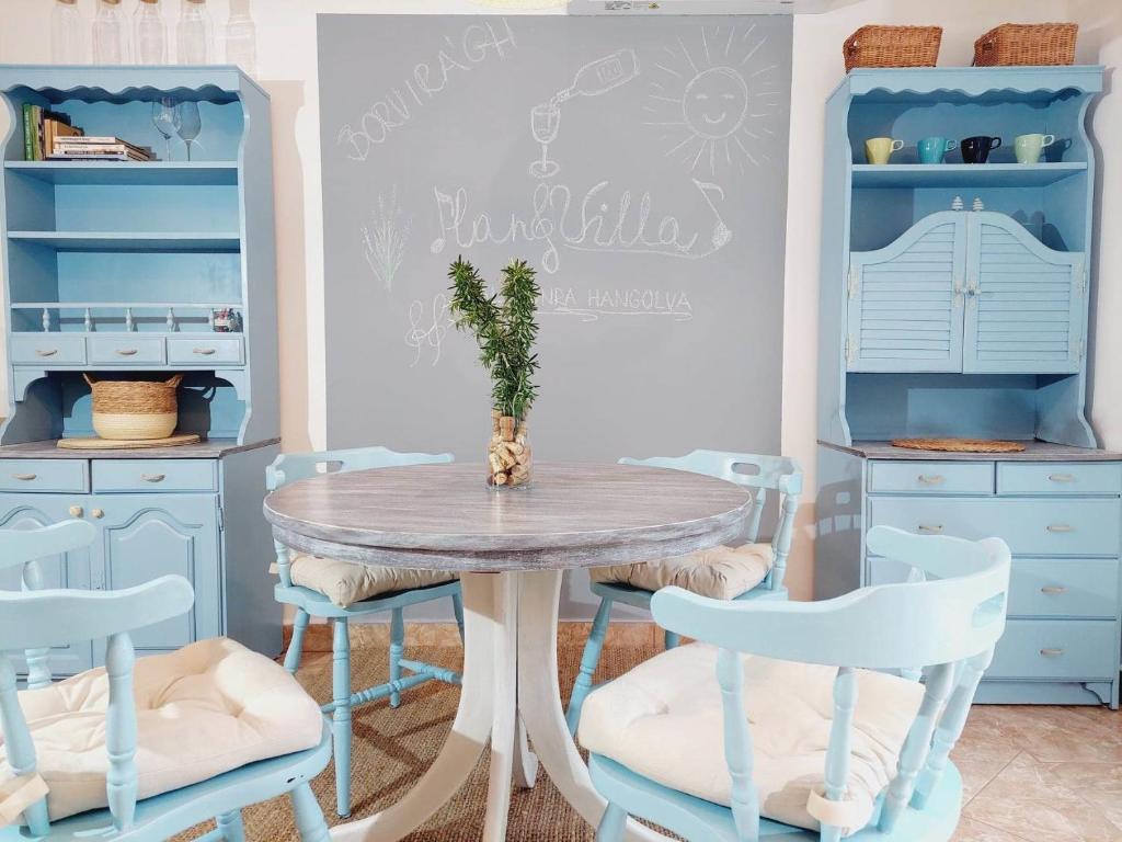 - une salle à manger avec une table et des chaises dans l'établissement HangVilla Badacsony, à Bytom