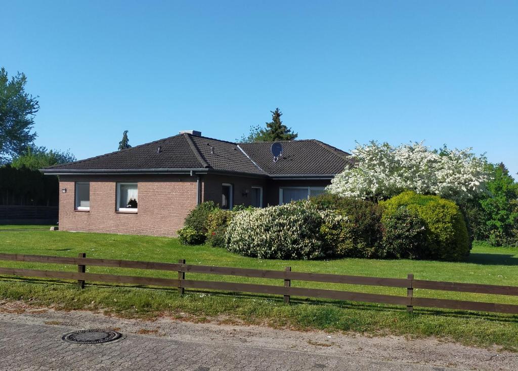 a house with a fence in front of it at Ferienhaus No.10 in Hemmoor