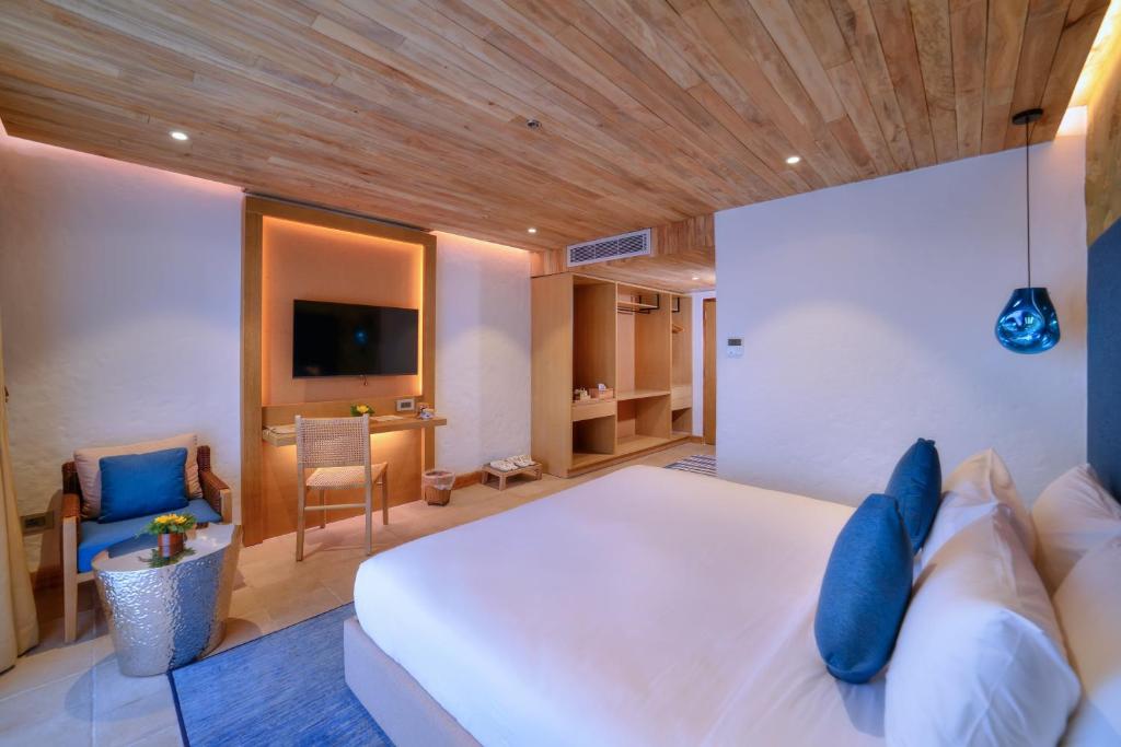 Letto o letti in una camera di Hotel Barahi Pokhara