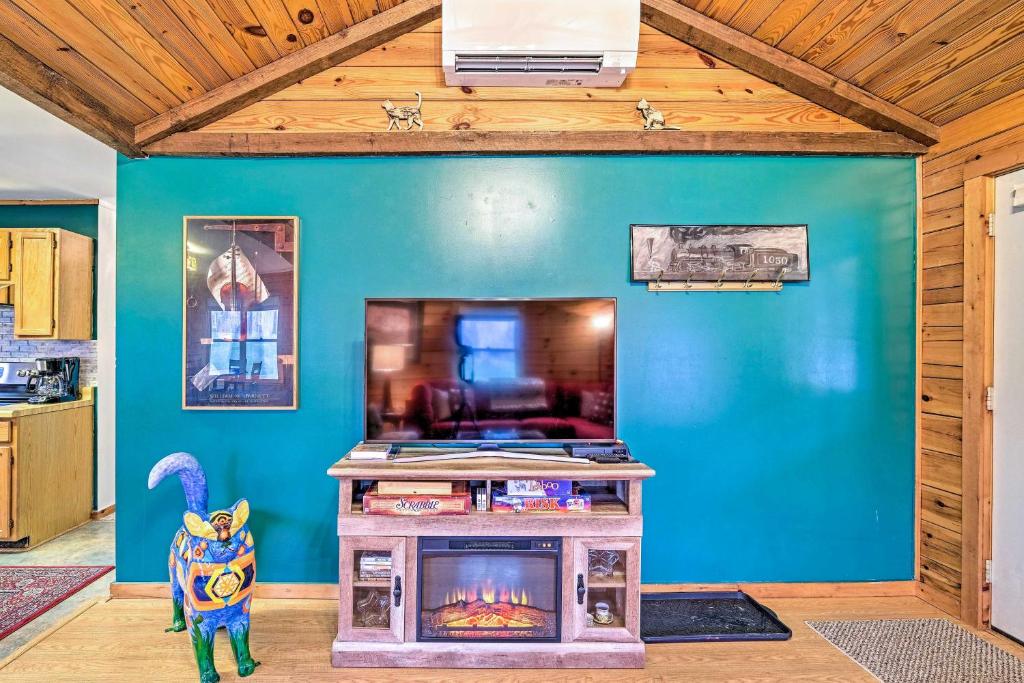 Kuchyň nebo kuchyňský kout v ubytování High Peak Heaven Cozy Log Cabin on 1 Acre!