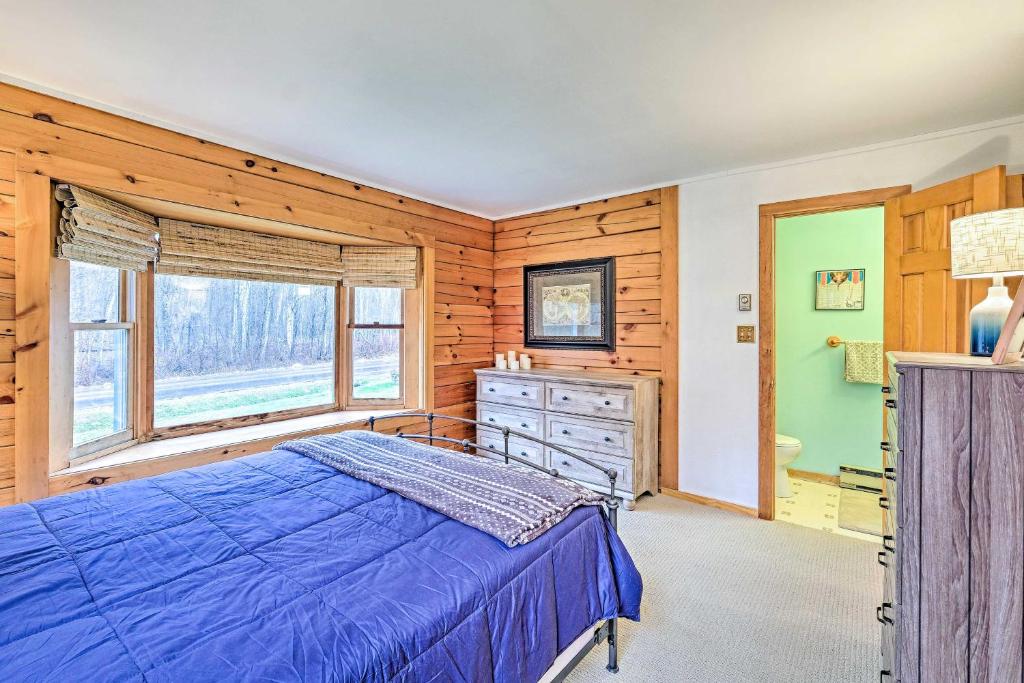 TV a/nebo společenská místnost v ubytování High Peak Heaven Cozy Log Cabin on 1 Acre!