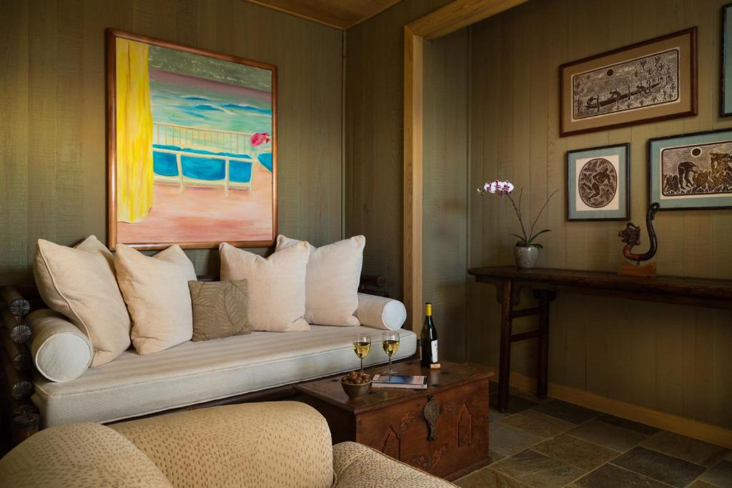 Uma área de estar em Holualoa Inn