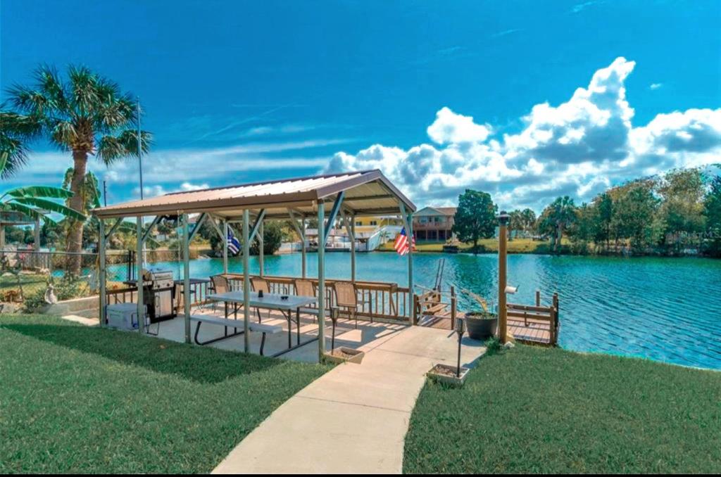 een paviljoen naast een grote hoeveelheid water bij Paradise!! GolfCartRental/Paddleboat/Kayak/Fish/Swim in Hernando Beach