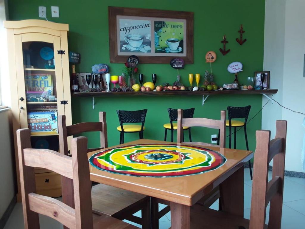 ein Esszimmer mit einem Tisch und Stühlen in der Unterkunft Pousada dos Reis in Barra de Ibiraquera