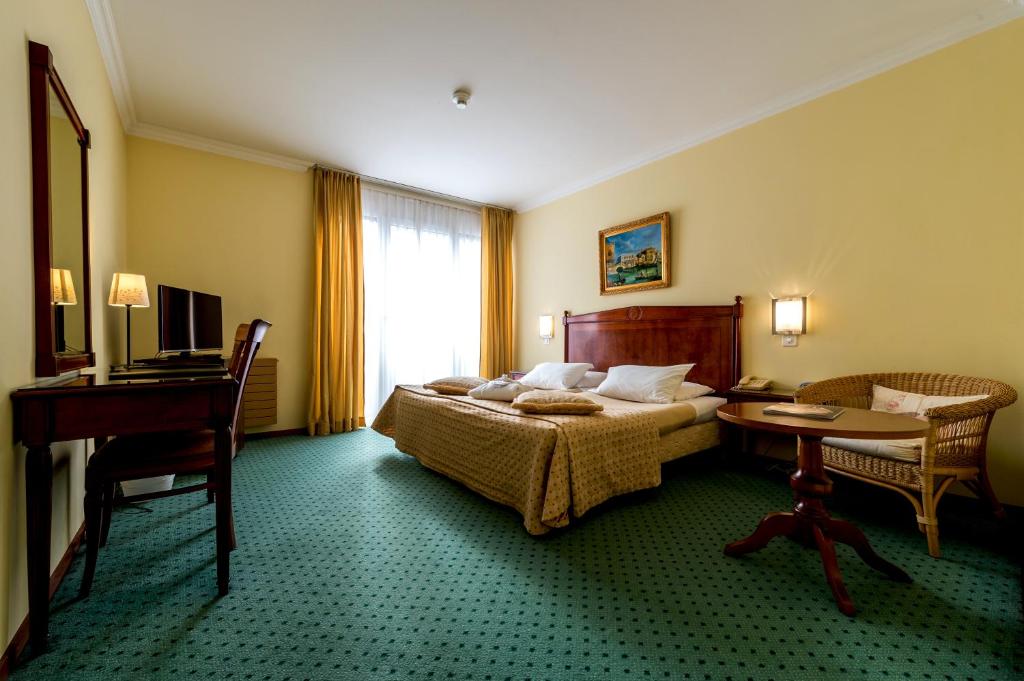 Postel nebo postele na pokoji v ubytování Hotel Churchill