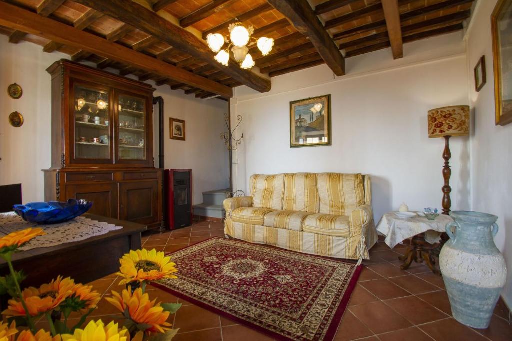 Petrognano的住宿－Casa Serena，客厅配有沙发和鲜花桌