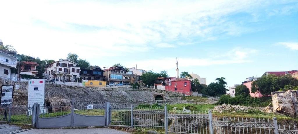 un grupo de casas en una colina con una valla en Private House Durres en Durrës
