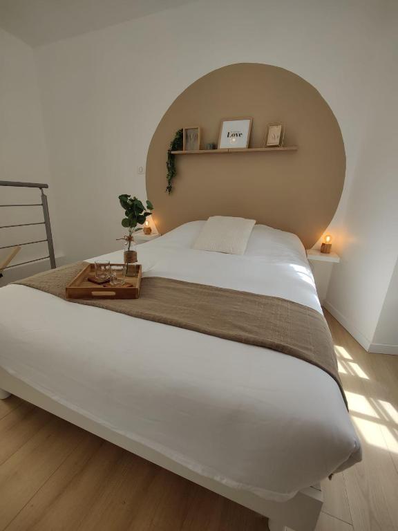Postel nebo postele na pokoji v ubytování Le duplex de l'Abbaye Royale - Studio cosy !