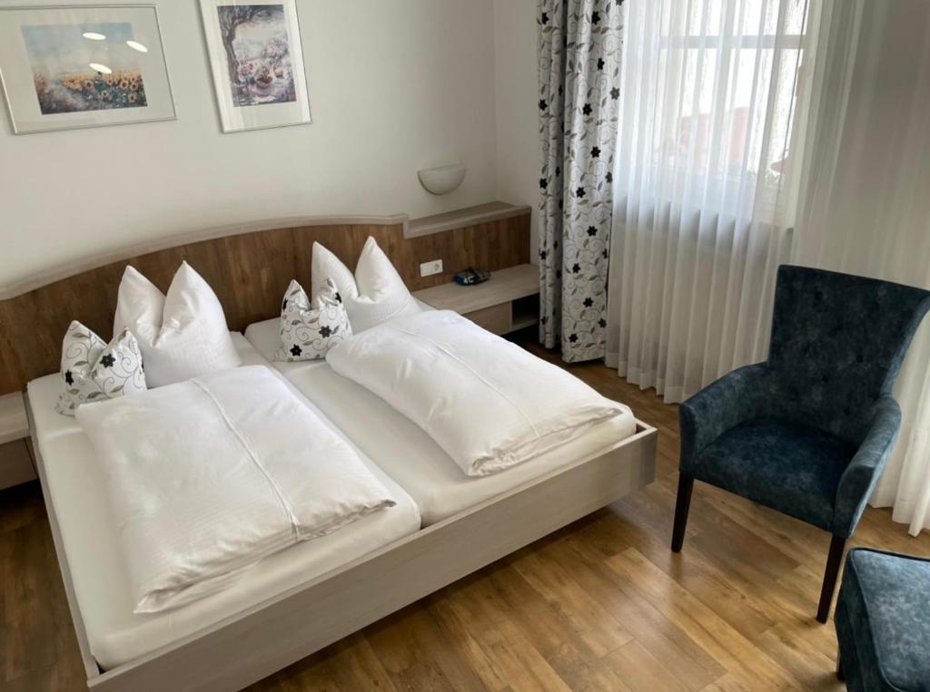 Postel nebo postele na pokoji v ubytování Hotel Gasthof Krapp