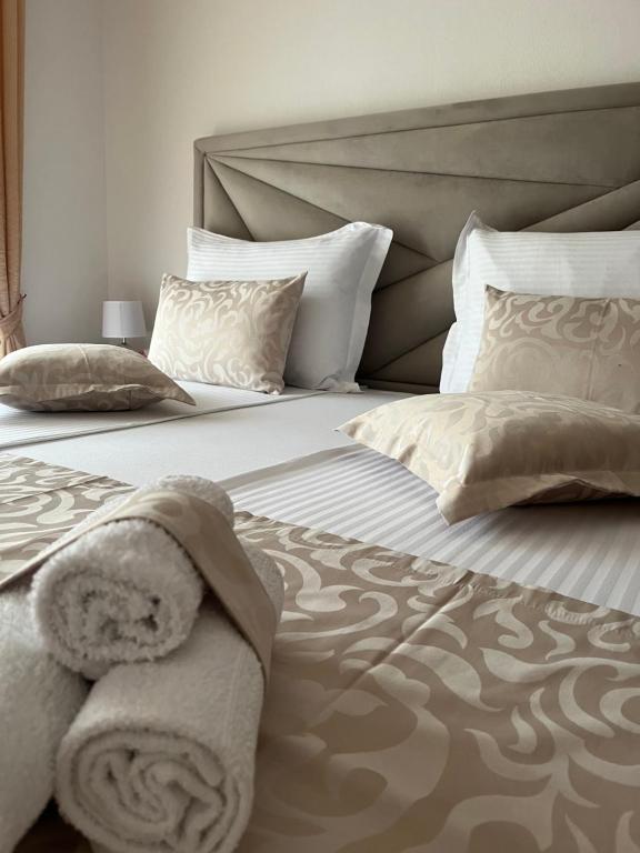 斯塔布魯克的住宿－Apartments Magdalena，卧室配有一张带白色床单和枕头的大床。