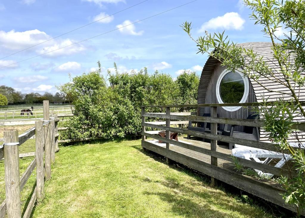 Κήπος έξω από το Armadilla 3 at Lee Wick Farm Cottages & Glamping
