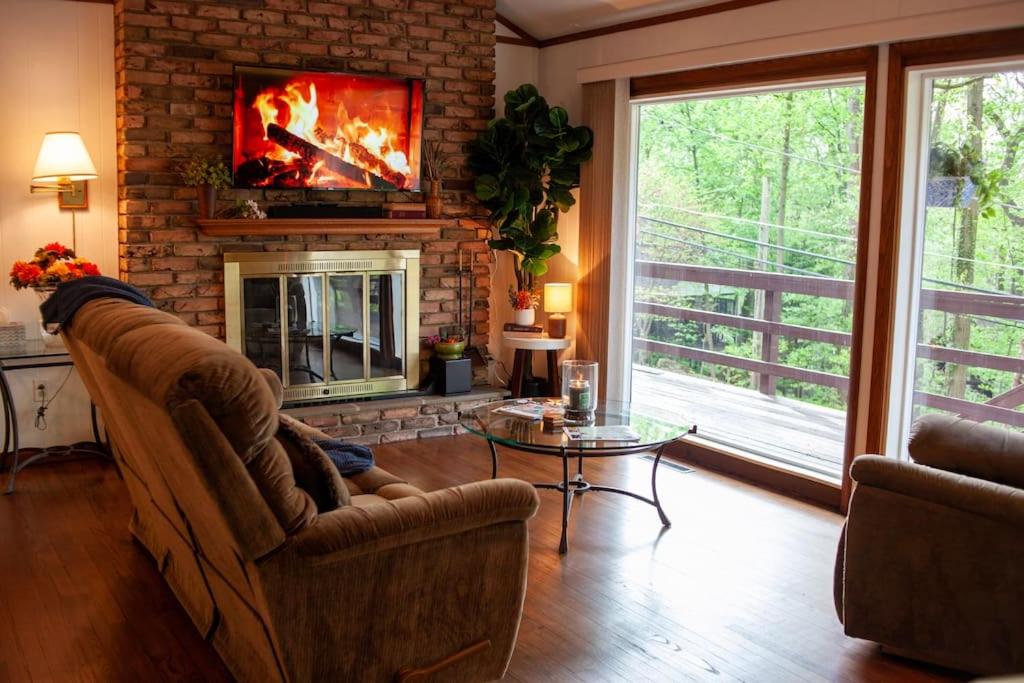 a living room with two chairs and a fireplace at Modern Cabin With Hot Tub Grill Lake Beach Wineries Hiking Fishing And Hershey Park Family And Pet Friendly Superhosts On AB&B in Mount Gretna