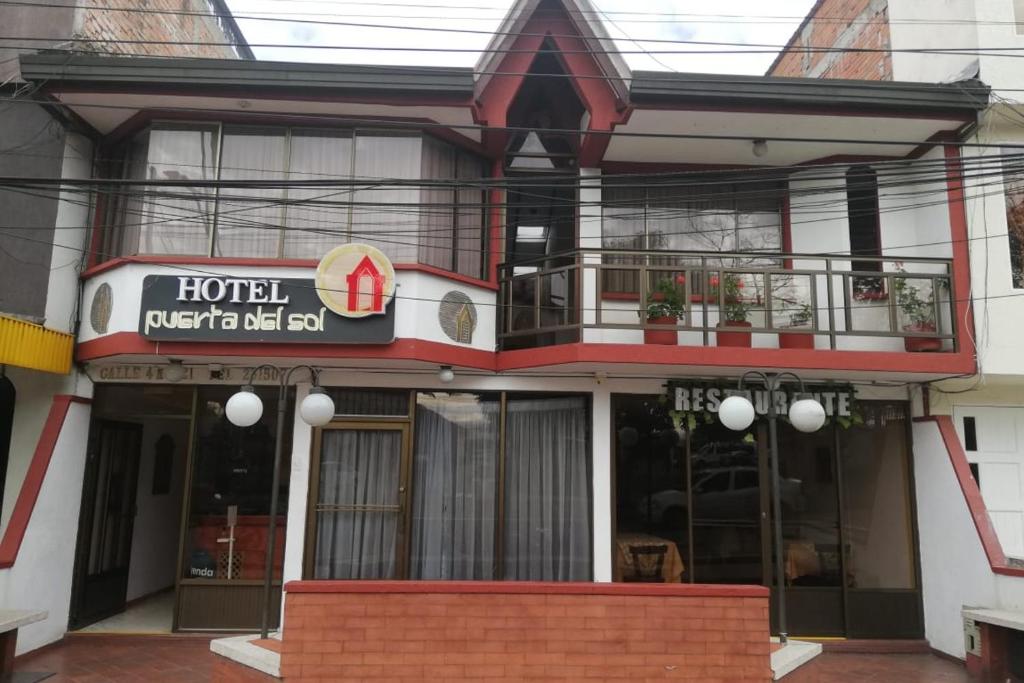 un hotel con un cartel en la parte delantera de un edificio en Hotel Puerta del Sol Popayan, en Popayán