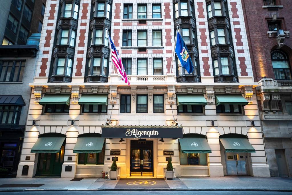 un edificio con dos banderas delante en The Algonquin Hotel Times Square, Autograph Collection, en Nueva York